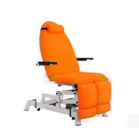 Fauteuil de podologie électrique : trois corps, avec deux moteurs pour le réglage de la hauteur et du dossier, accoudoirs, repose-jambes indépendants, coussin cervical et Trendelenburg compensé